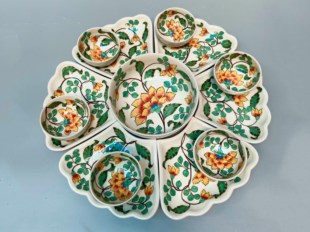 5 set bát đĩa hoa mặt trời cho mâm cơm cúng ngày Tết, mua về đảm bảo ghi điểm tuyệt đối trong mắt mẹ chồng- Ảnh 5. 5 set bát đĩa hoa mặt trời cho mâm cơm cúng ngày Tết, mua về đảm bảo ghi điểm tuyệt đối trong mắt mẹ chồng- Ảnh 5.