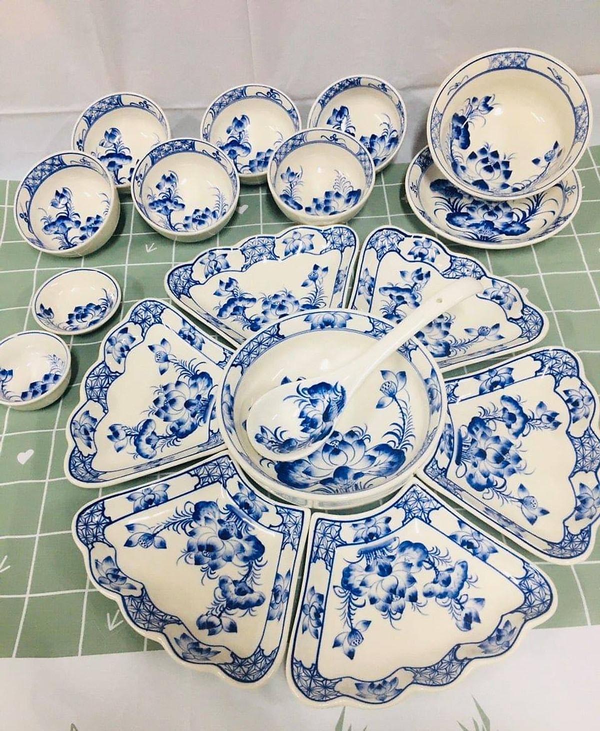 5 set bát đĩa hoa mặt trời cho mâm cơm cúng ngày Tết, mua về đảm bảo ghi điểm tuyệt đối trong mắt mẹ chồng- Ảnh 1. 5 set bát đĩa hoa mặt trời cho mâm cơm cúng ngày Tết, mua về đảm bảo ghi điểm tuyệt đối trong mắt mẹ chồng- Ảnh 1.