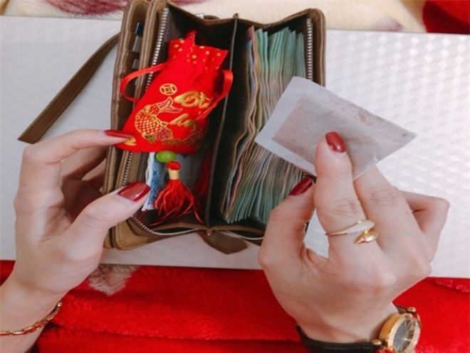 Mùng 2 Tết, mở ví theo 3 cách này chắc chắn cả năm rủng rỉnh tiền bạc!- Ảnh 3. Mùng 2 Tết, mở ví theo 3 cách này chắc chắn cả năm rủng rỉnh tiền bạc!- Ảnh 3.