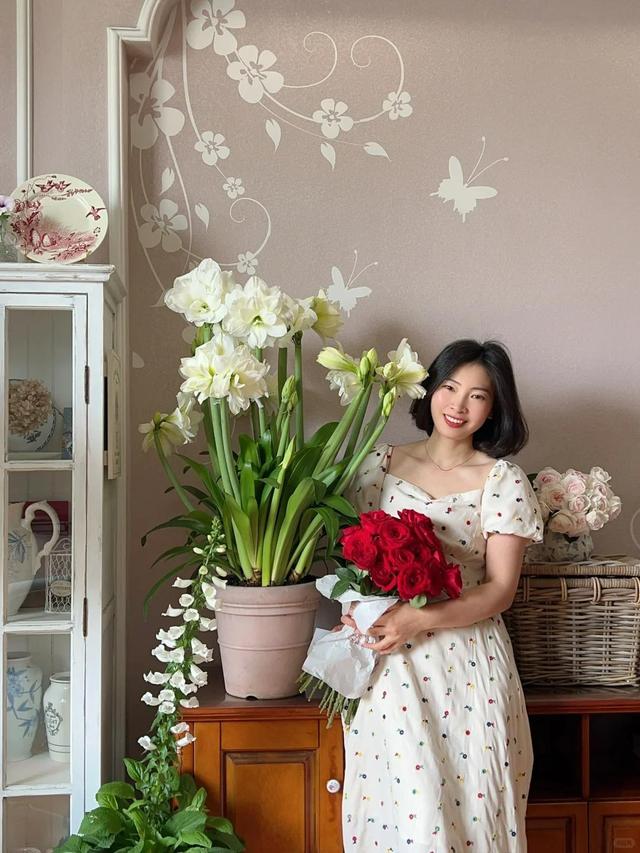 Người phụ nữ nổi tiếng nhờ phòng khách ngập tràn hoa lan huệ tây, cư dân mạng thán phục: Người phụ nữ nổi tiếng nhờ phòng khách ngập tràn hoa lan huệ tây, cư dân mạng thán phục: