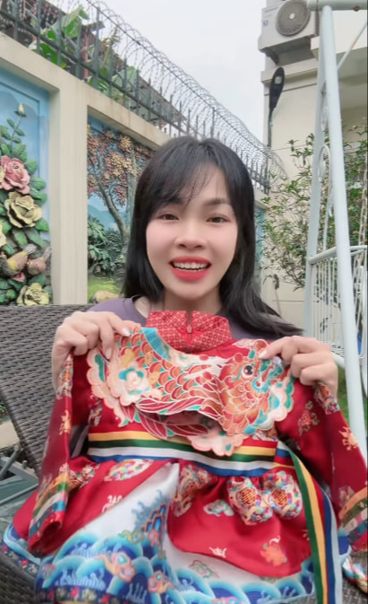 “Phú bà” săn hàng thanh lý, trả gấp 10 lần so với giá gốc để sở hữu bộ váy diện Tết cho con- Ảnh 1. “Phú bà” săn hàng thanh lý, trả gấp 10 lần so với giá gốc để sở hữu bộ váy diện Tết cho con- Ảnh 1.