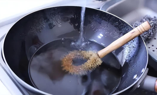 Rửa chảo ngay sau khi nấu ăn: Tôi Rửa chảo ngay sau khi nấu ăn: Tôi