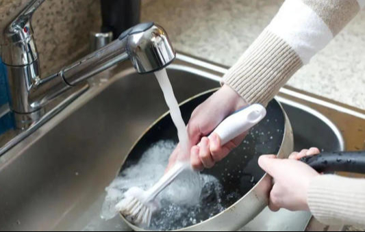 Rửa chảo ngay sau khi nấu ăn: Tôi Rửa chảo ngay sau khi nấu ăn: Tôi