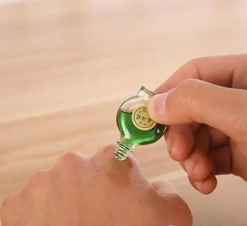 Tôi phát hiện ra 10 "bí mật" của dầu gió, xin khẳng định: Đây là "bảo bối"!- Ảnh 3. Tôi phát hiện ra 10 "bí mật" của dầu gió, xin khẳng định: Đây là "bảo bối"!- Ảnh 3.