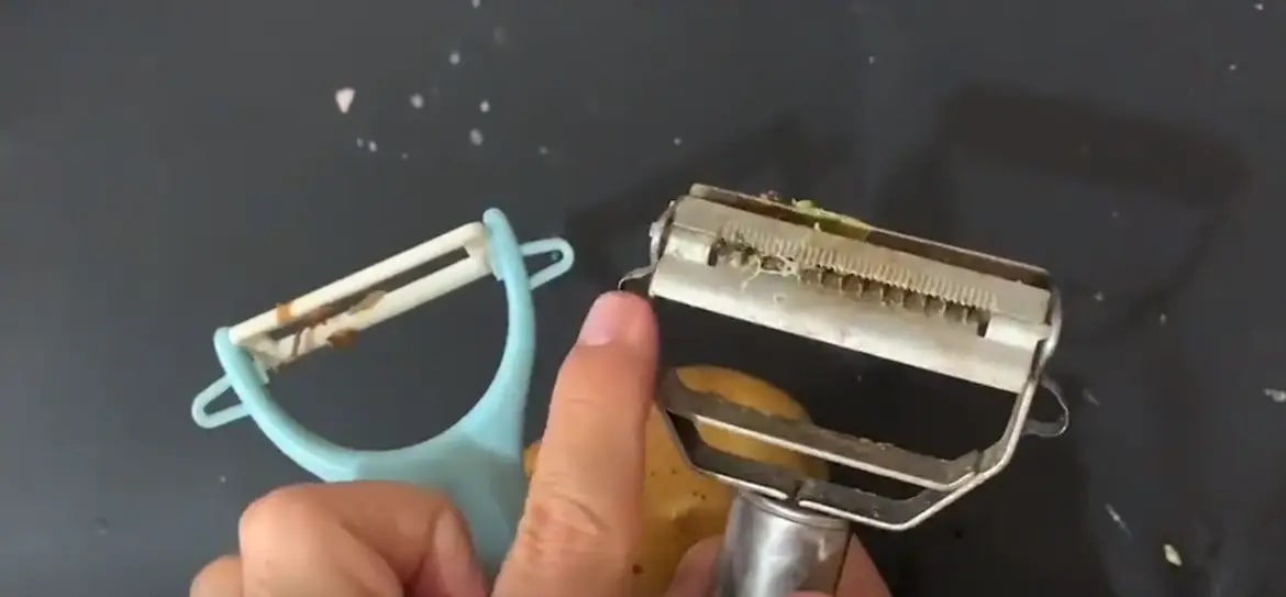 "Bí mật" về chiếc lỗ nhỏ trên dao nạo rau củ khiến tôi nhận ra: EQ 10 năm qua của mình thấp "kịch đáy"!- Ảnh 2. "Bí mật" về chiếc lỗ nhỏ trên dao nạo rau củ khiến tôi nhận ra: EQ 10 năm qua của mình thấp "kịch đáy"!- Ảnh 2.