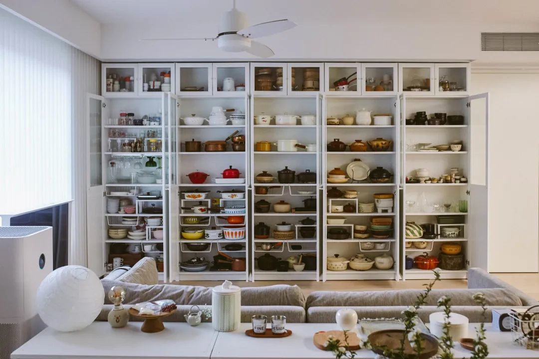 Căn hộ tối giản của cô gái sở hữu hơn 200 chiếc nồi và đảo bếp dài đến 2,2m- Ảnh 3. Căn hộ tối giản của cô gái sở hữu hơn 200 chiếc nồi và đảo bếp dài đến 2,2m- Ảnh 3.