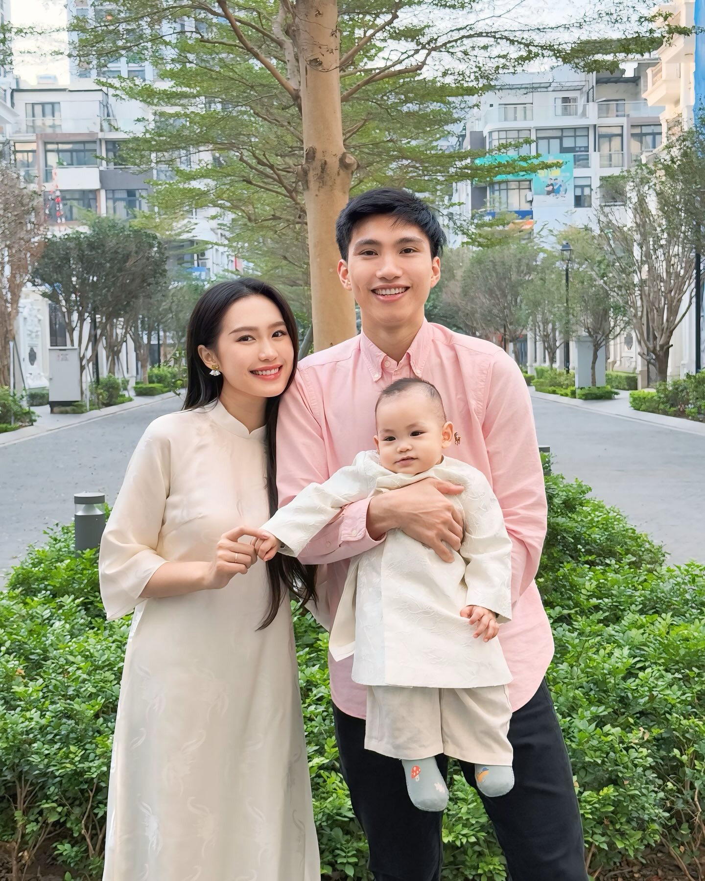Doãn Hải My ngồi cắm hoa, netizen phán: Doãn Hải My ngồi cắm hoa, netizen phán: