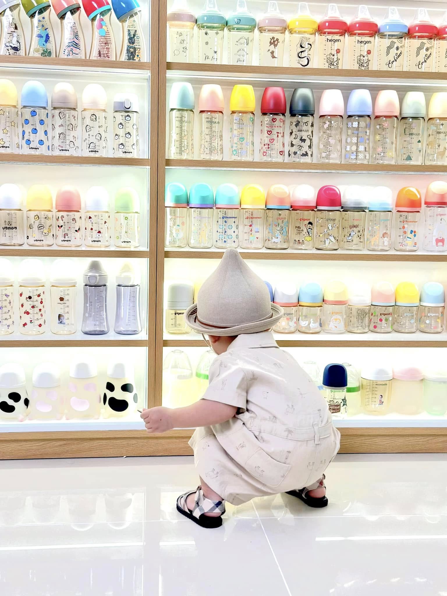 Giữa lo lắng về nhiễm vi nhựa từ bình sữa, câu hỏi được quan tâm nhất lúc này: Bình thủy tinh thực sự an toàn?- Ảnh 1. Giữa lo lắng về nhiễm vi nhựa từ bình sữa, câu hỏi được quan tâm nhất lúc này: Bình thủy tinh thực sự an toàn?- Ảnh 1.