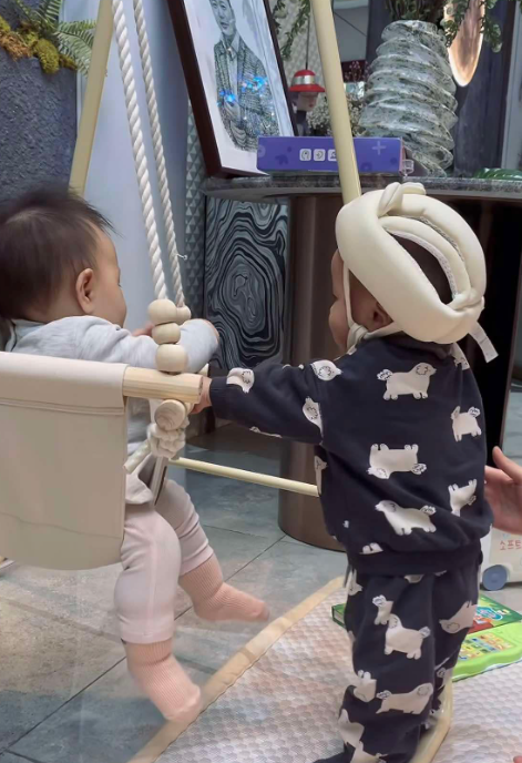 Phương Oanh mang bộ xích đu nhún nhảy về nhà cho Jimmy - Jenny, giá cực hợp lý, nhà nào cũng nên có một chiếc- Ảnh 2. Phương Oanh mang bộ xích đu nhún nhảy về nhà cho Jimmy - Jenny, giá cực hợp lý, nhà nào cũng nên có một chiếc- Ảnh 2.