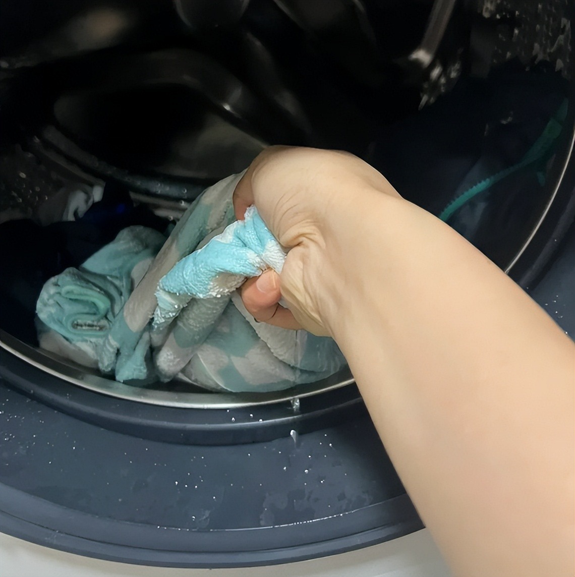 Sai lầm khi dùng máy giặt mà 90% người dùng không để ý, khiến quần áo bẩn hoàn bẩn, thậm chí còn hỏng luôn- Ảnh 1. Sai lầm khi dùng máy giặt mà 90% người dùng không để ý, khiến quần áo bẩn hoàn bẩn, thậm chí còn hỏng luôn- Ảnh 1.