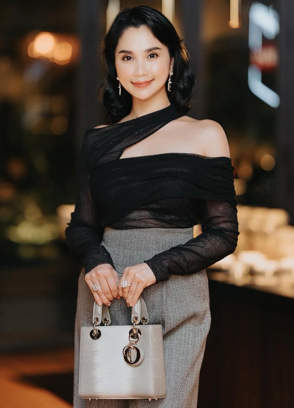 Sở hữu tủ đầy ắp quần áo, phú bà TP.HCM bật mí mẹo sắp xếp siêu gọn, cần gì là thấy chỉ trong phút mốt!- Ảnh 1. Sở hữu tủ đầy ắp quần áo, phú bà TP.HCM bật mí mẹo sắp xếp siêu gọn, cần gì là thấy chỉ trong phút mốt!- Ảnh 1.