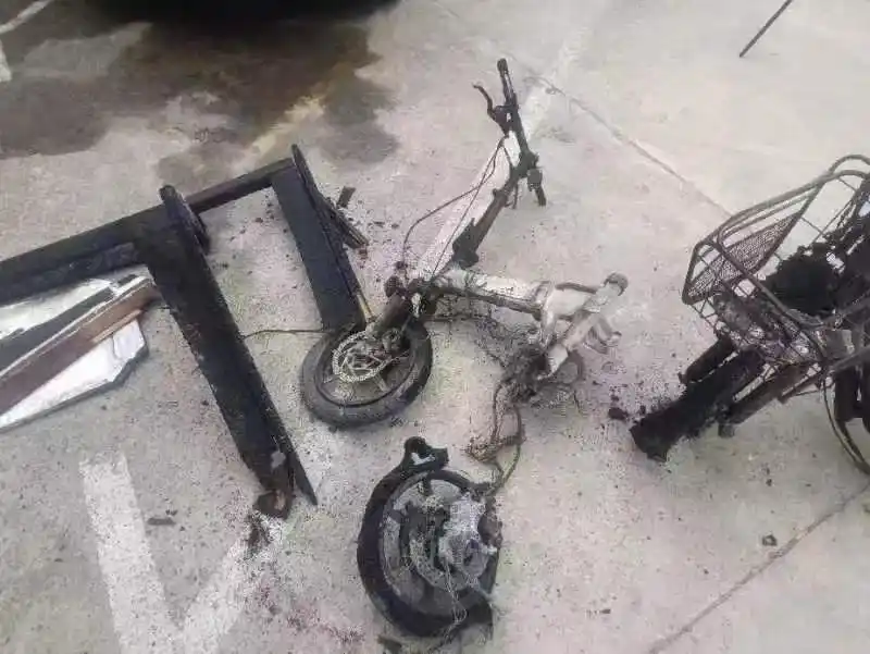 Xách pin xe điện vào nhà sạc, người đàn ông bị phạt tiền, tạm giam 15 ngày: Điện nhà tôi sao không được dùng?- Ảnh 2. Xách pin xe điện vào nhà sạc, người đàn ông bị phạt tiền, tạm giam 15 ngày: Điện nhà tôi sao không được dùng?- Ảnh 2.