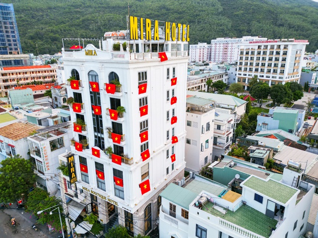 Chuỗi Khách sạn Mira Quy Nhơn đỏ rực cờ Tổ quốc, rộn ràng chào đón 50 năm ngày thống nhất chuoi khach san mira quy nhon do ruc co to quoc ron rang chao don 50 nam ngay thong nhat