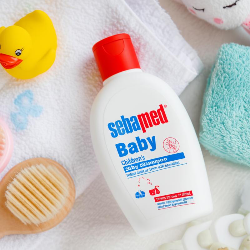 Dầu gội Sebamed không cay mắt, dịu nhẹ cho bé.