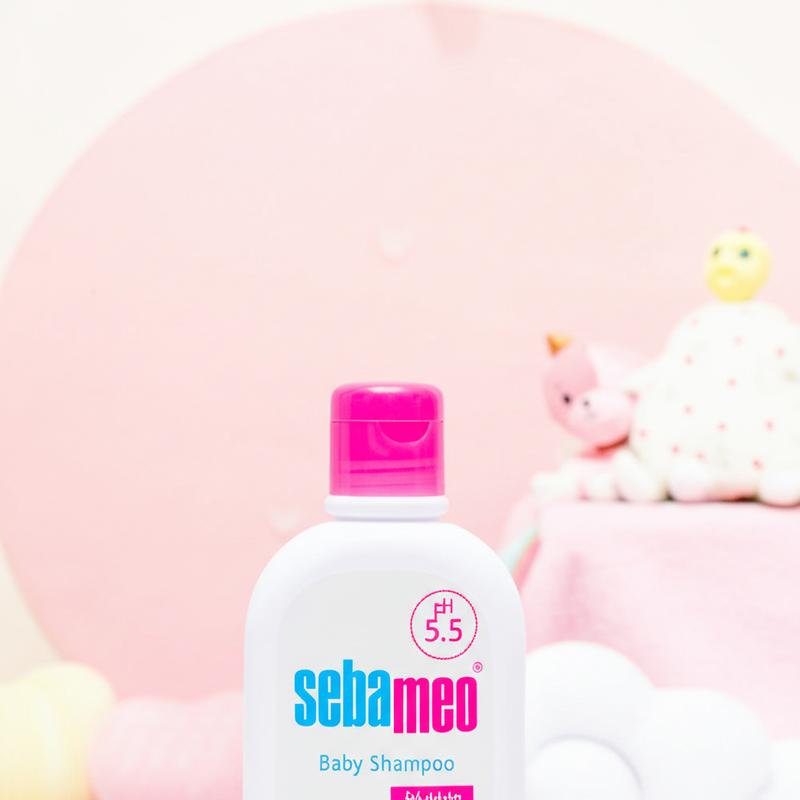 Dầu gội Sebamed pH 5.5 dịu nhẹ cho bé.