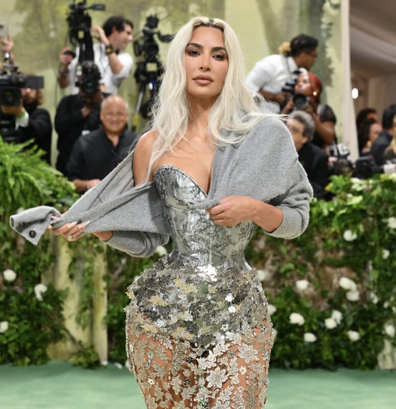 Dấu ấn kinh hoàng Kim Kardashian phải chịu để có vòng eo nhỏ vô thực: "Tôi chưa bao giờ cảm thấy đau đớn đến vậy" 1 Dấu ấn kinh hoàng Kim Kardashian phải chịu để có vòng eo nhỏ vô thực: "Tôi chưa bao giờ cảm thấy đau đớn đến vậy" dau an kinh hoang kim kardashian phai chiu de co vong eo nho vo thuc toi chua bao gio cam thay dau don den vay 1